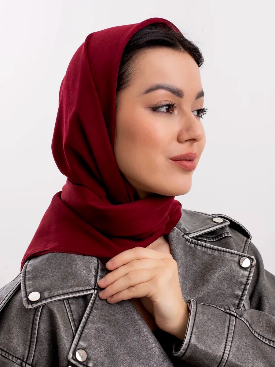 Foulard carré femme 95x95cm, soie imitation douce, coloris unis variés, accessoire polyvalent, léger printemps été, modèle Lala - Écharpe - Bordeaux