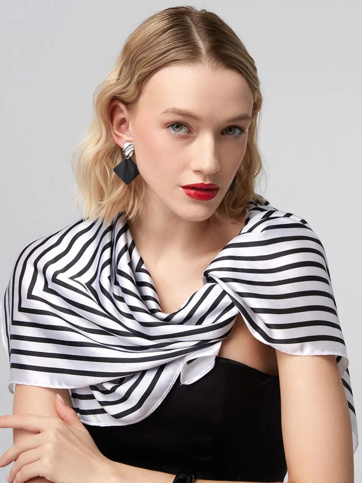 Foulard carré femme, aspect soie et viscose, motif graphique noir et blanc, accessoire cheveux ou cou, look chic printemps été, léger et doux, 90x90 cm, modèle Aurora - Écharpe - Blanc et noir