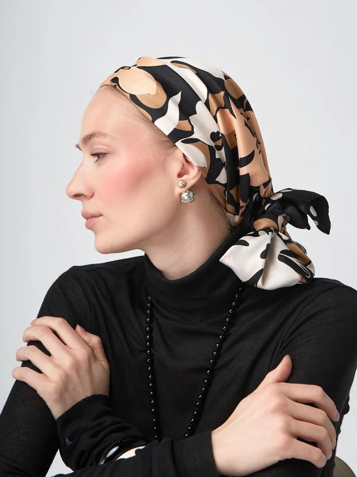 Foulard carré femme, aspect soie légère, motif floral, tons beige et noir, accessoire cheveux, châle printemps été, foulard tête élégant modèle Francesca - Écharpe - Multicolore