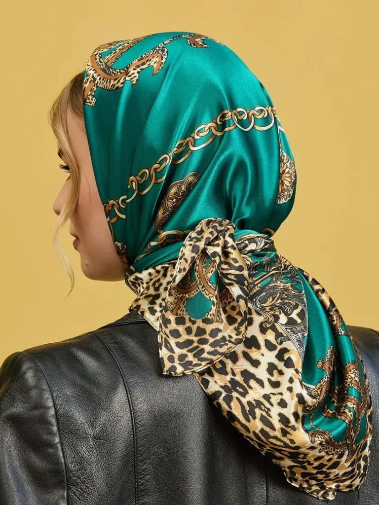 Foulard carré femme, effet satinée, imprimé léopard et chaînes, vert émeraude, accessoire multifonction, look glamour, modèle Mariannah - Écharpe - Vert