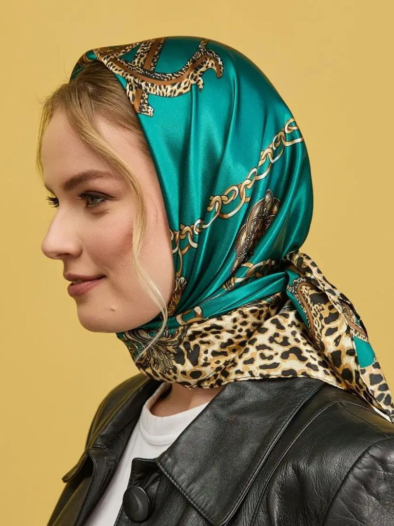 Foulard carré femme, effet satinée, imprimé léopard et chaînes, vert émeraude, accessoire multifonction, look glamour, modèle Mariannah - Écharpe - Vert