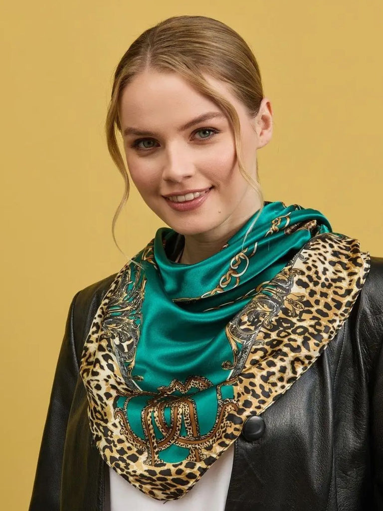 Foulard carré femme, effet satinée, imprimé léopard et chaînes, vert émeraude, accessoire multifonction, look glamour, modèle Mariannah - Écharpe - Vert