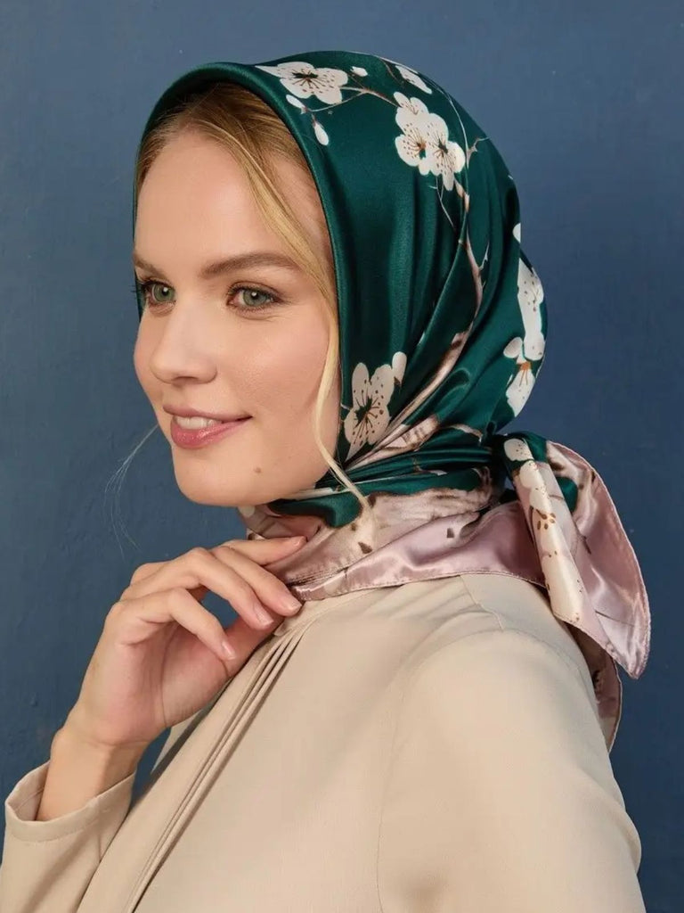 Foulard carré femme en aspect soie, imprimé fleurs de cerisier, bords roses, vert intense, accessoire cheveux, foulard cou, foulard sac, tissu fluide doux, foulard 90x90, modèle Zatiah - Écharpe - Vert foncé