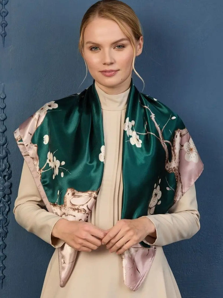 Foulard carré femme en aspect soie, imprimé fleurs de cerisier, bords roses, vert intense, accessoire cheveux, foulard cou, foulard sac, tissu fluide doux, foulard 90x90, modèle Zatiah - Écharpe - Vert foncé