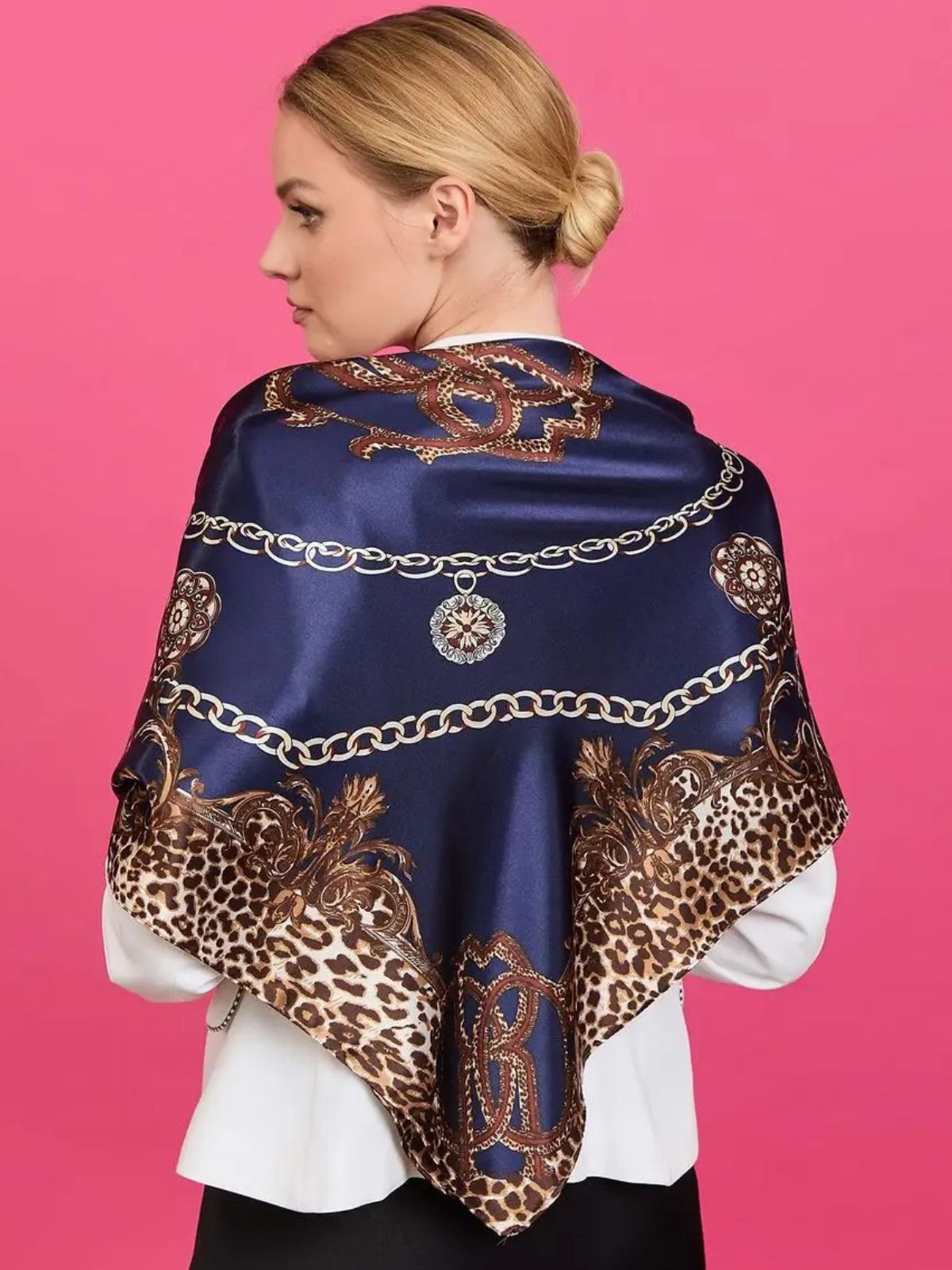Foulard carré femme, foulard léopard bleu marine, accessoire mode imprimé chaîne, aspect soie satinée polyester, foulard cheveux sac cou, idée cadeau chic femme, modèle Kathina - Écharpe - Bleu marine