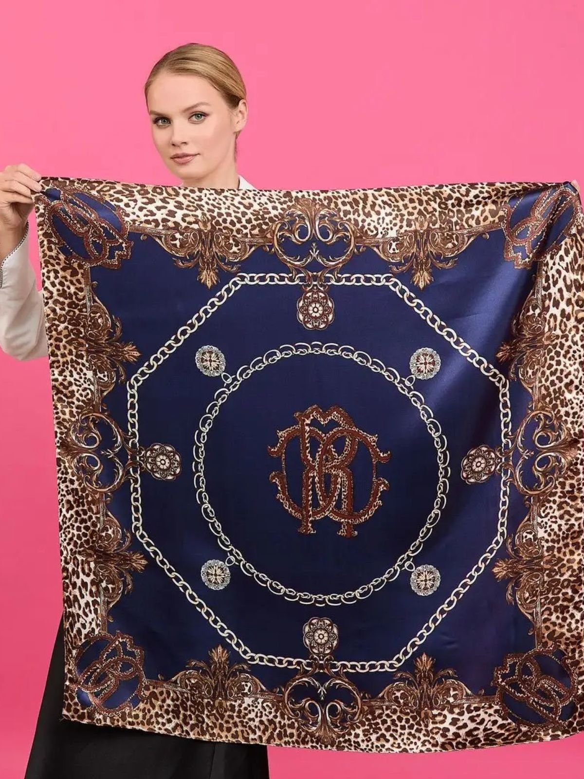 Foulard carré femme, foulard léopard bleu marine, accessoire mode imprimé chaîne, aspect soie satinée polyester, foulard cheveux sac cou, idée cadeau chic femme, modèle Kathina - Écharpe - Bleu marine