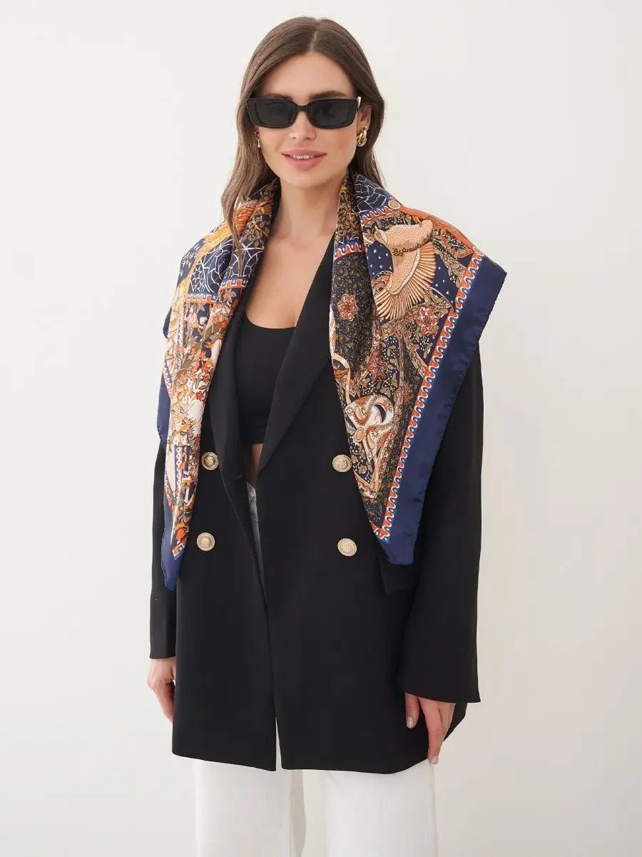 Foulard carré femme, imprimé arbre de vie, bleu nuit et doré, foulard léger en imitation satin, accessoire cheveux ou cou, grand foulard 90x90, style poétique animalier, modèle Aria - Écharpe - Multicolore