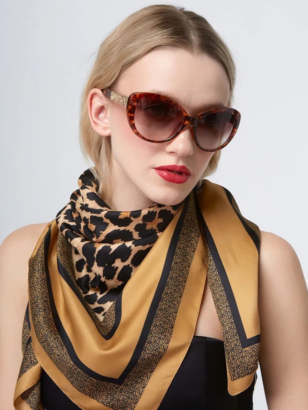 Foulard carré femme, soyeux et doux, imprimé léopard chic, tons sable et noir, accessoire de tête ou de cou, foulard printemps été, modèle Rosie - Écharpe - Marron