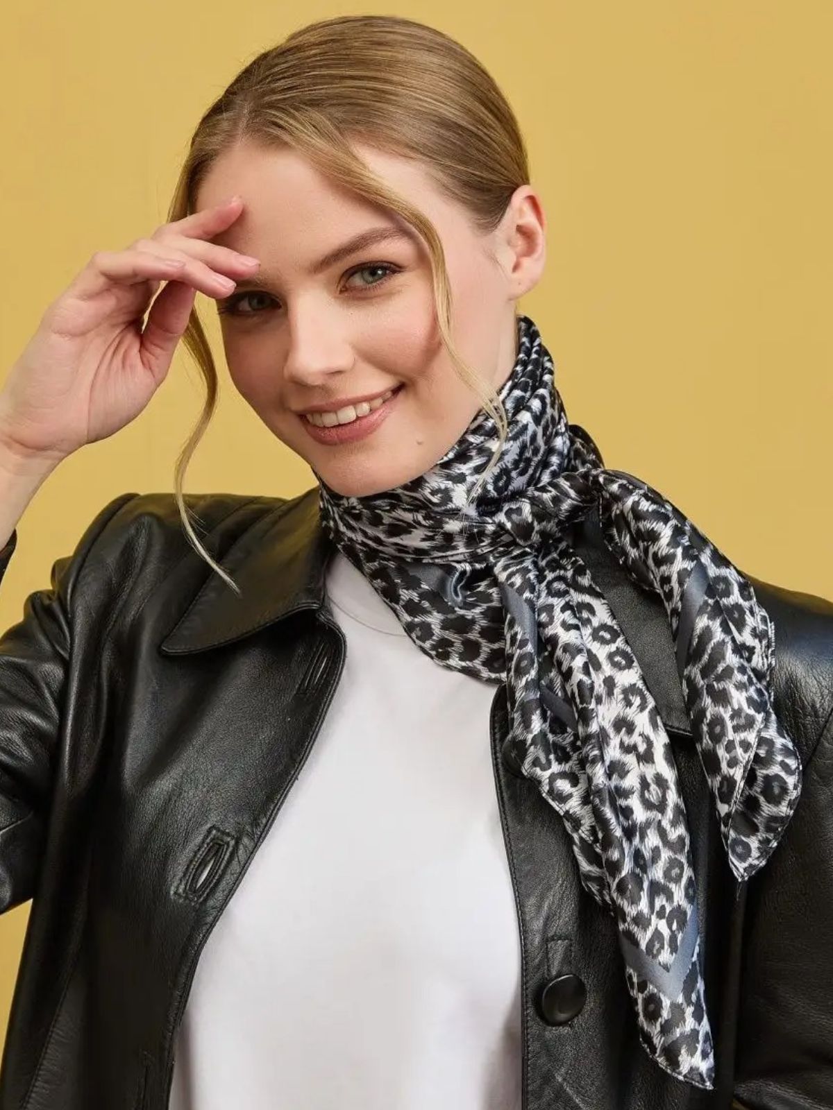 Foulard carré léopard, aspect soie noir et blanc, accessoire cheveux imprimé animal, foulard en satin polyester, carré mode femme, modèle Rebekah - Écharpe - Noir et Blanc