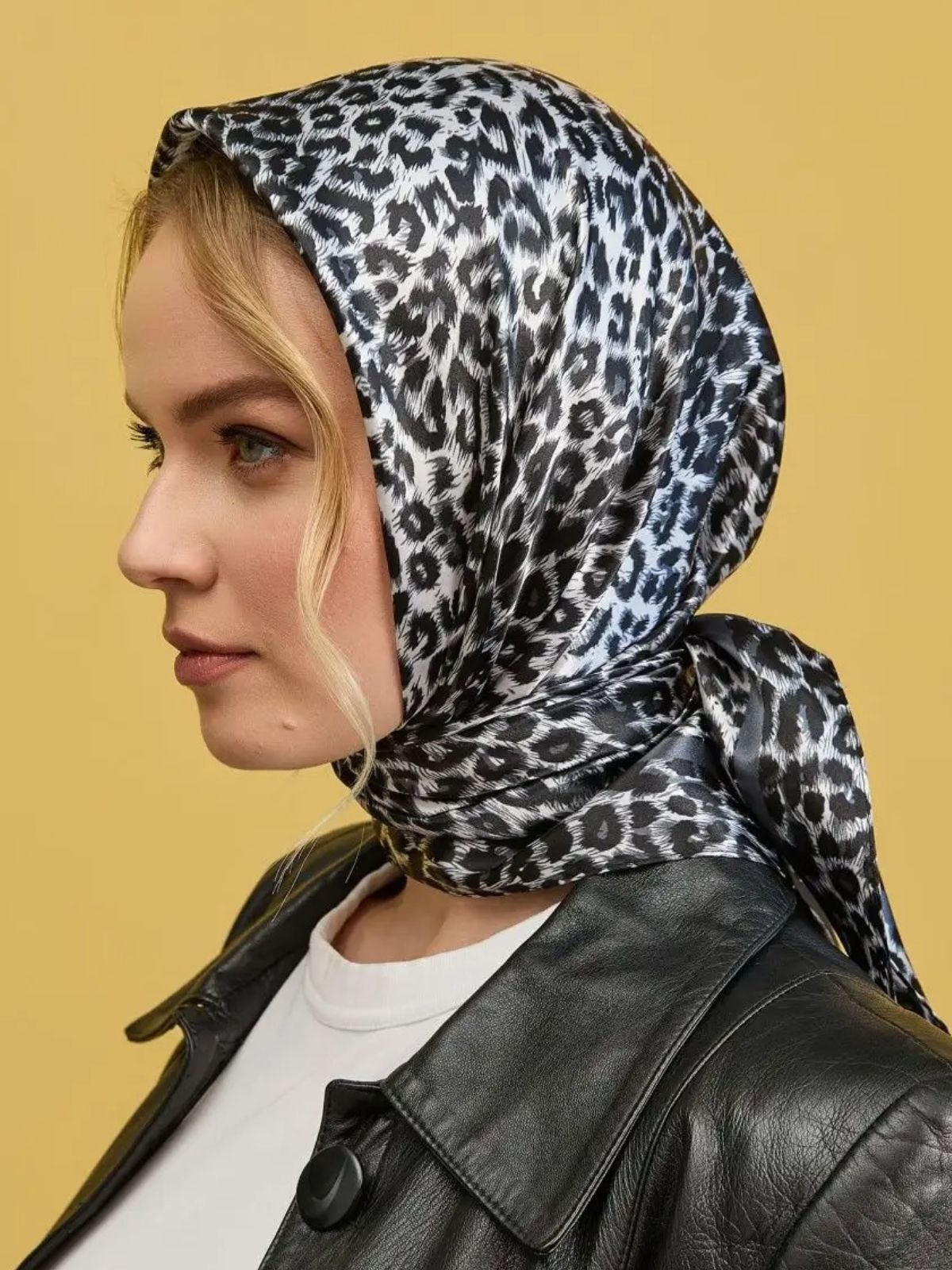 Foulard carré léopard, aspect soie noir et blanc, accessoire cheveux imprimé animal, foulard en satin polyester, carré mode femme, modèle Rebekah - Écharpe - Noir et Blanc