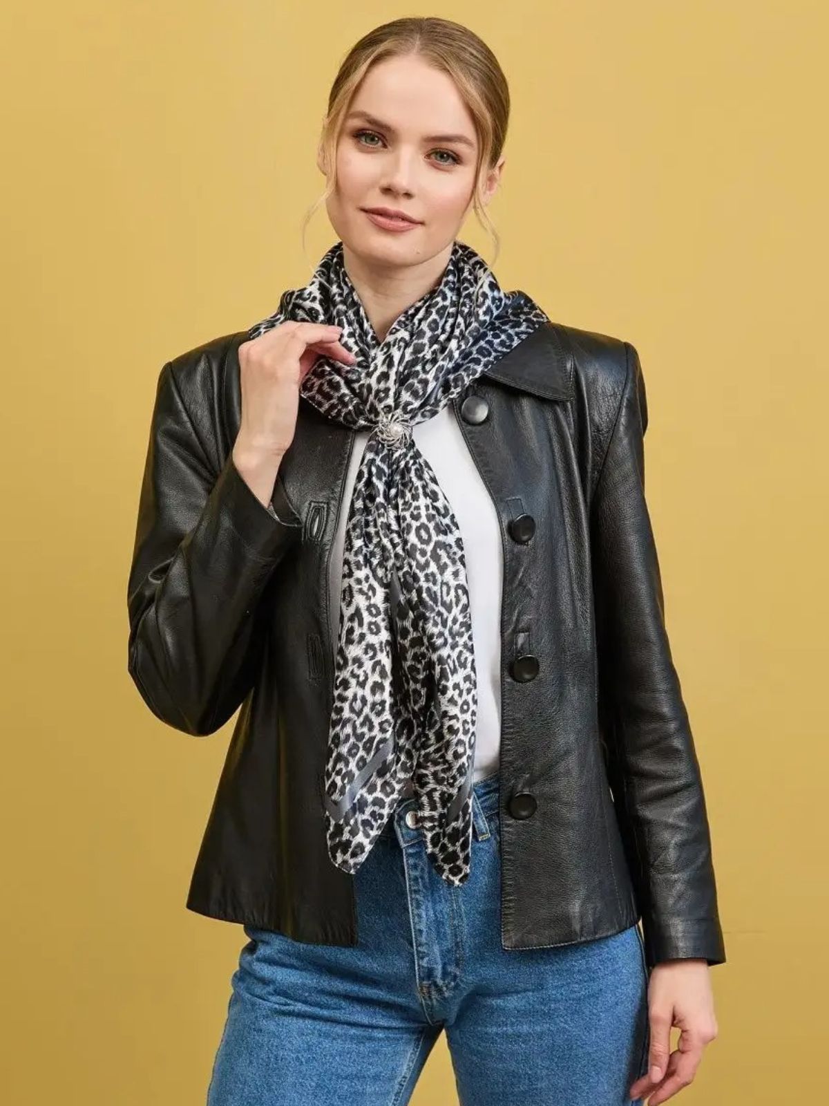 Foulard carré léopard, aspect soie noir et blanc, accessoire cheveux imprimé animal, foulard en satin polyester, carré mode femme, modèle Rebekah - Écharpe - Noir et Blanc