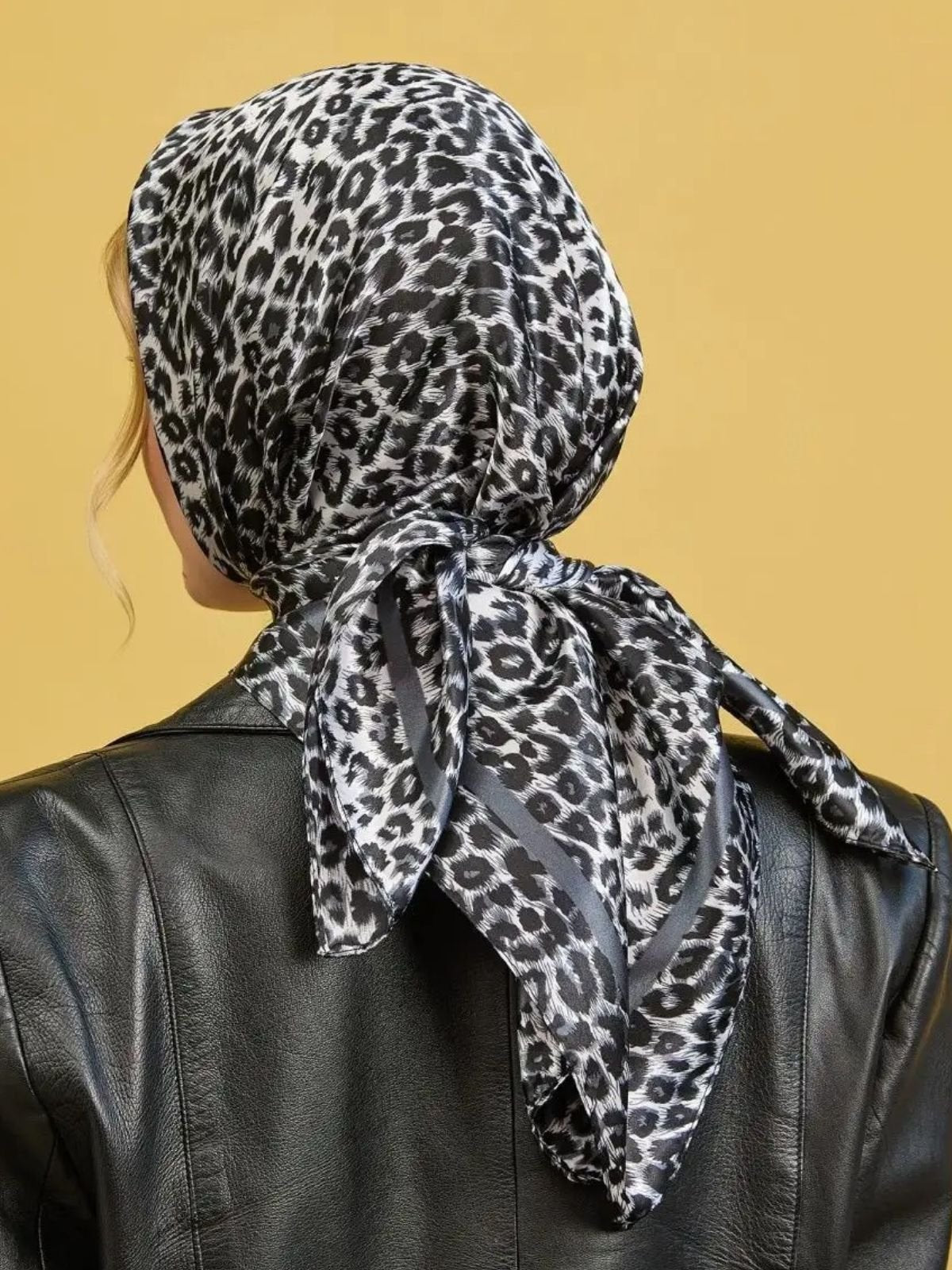 Foulard carré léopard, aspect soie noir et blanc, accessoire cheveux imprimé animal, foulard en satin polyester, carré mode femme, modèle Rebekah - Écharpe - Noir et Blanc