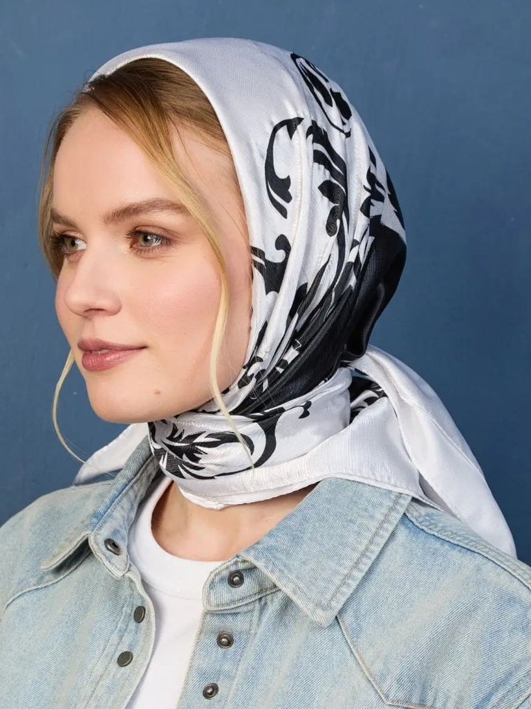 Foulard carré noir et blanc, effet satiné pour cheveux, accessoire chic pour le cou, imprimé floral baroque, mode femme, tissu doux brillant, aspect soie synthétique, modèle Helena - Écharpe - Noir