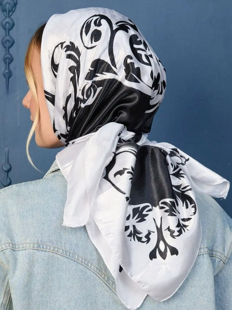 Foulard carré noir et blanc, effet satiné pour cheveux, accessoire chic pour le cou, imprimé floral baroque, mode femme, tissu doux brillant, aspect soie synthétique, modèle Helena - Écharpe - Noir