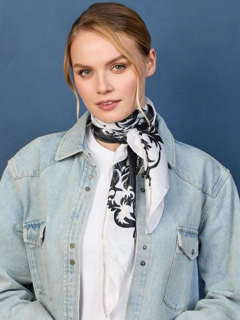Foulard carré noir et blanc, effet satiné pour cheveux, accessoire chic pour le cou, imprimé floral baroque, mode femme, tissu doux brillant, aspect soie synthétique, modèle Helena - Écharpe - Noir