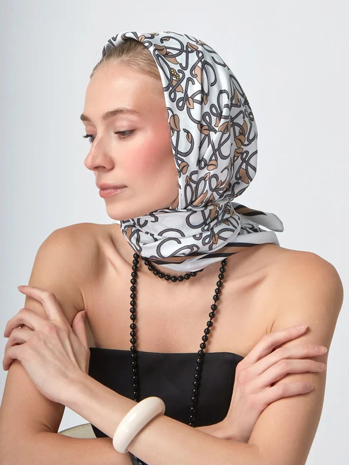 Foulard carré soyeux femme, motif graphique beige et noir, accessoire cheveux ou cou, multifonction doux et fluide, carré 90x90cm pour tenues chic, modèle Lorane - Écharpe - Beige