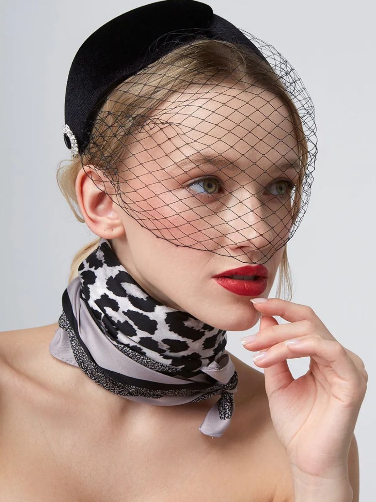 Foulard carré soyeux, imprimé léopard noir et gris, foulard 90x90 cm, accessoire femme printemps été, écharpe légère cou tête épaules, modèle Giselle - Écharpe - Noir