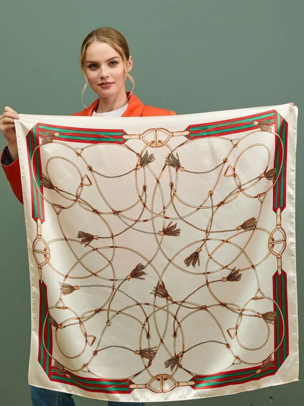 Foulard effet satiné imprimé, accessoire féminin 90x90 cm, foulard tête ou cou, motif équestre chic, carré soyeux pour cheveux ou sac, modèle Dorah - Écharpe - Beige