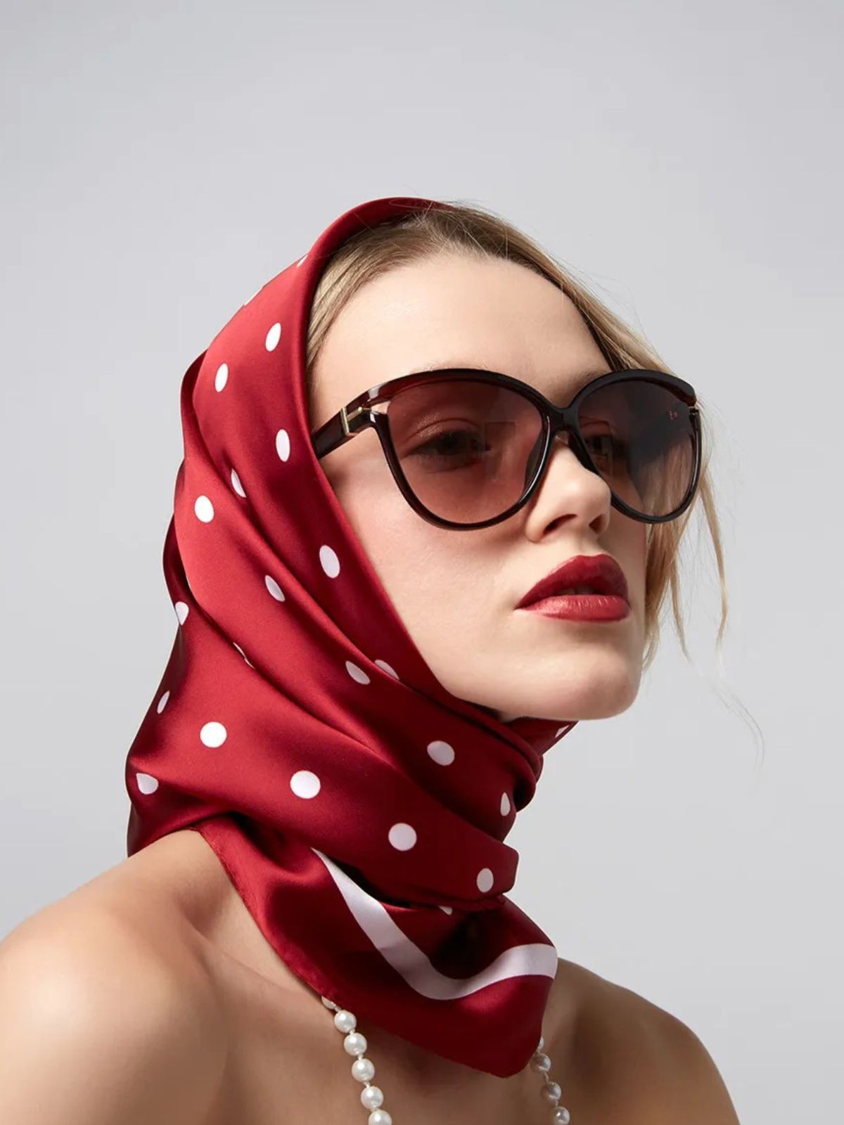 Foulard en aspect soie, rouge bordeaux à pois blancs, carré 90x90 cm, accessoire chic pour cheveux et cou, modèle Karenne - Écharpe - Bordeaux