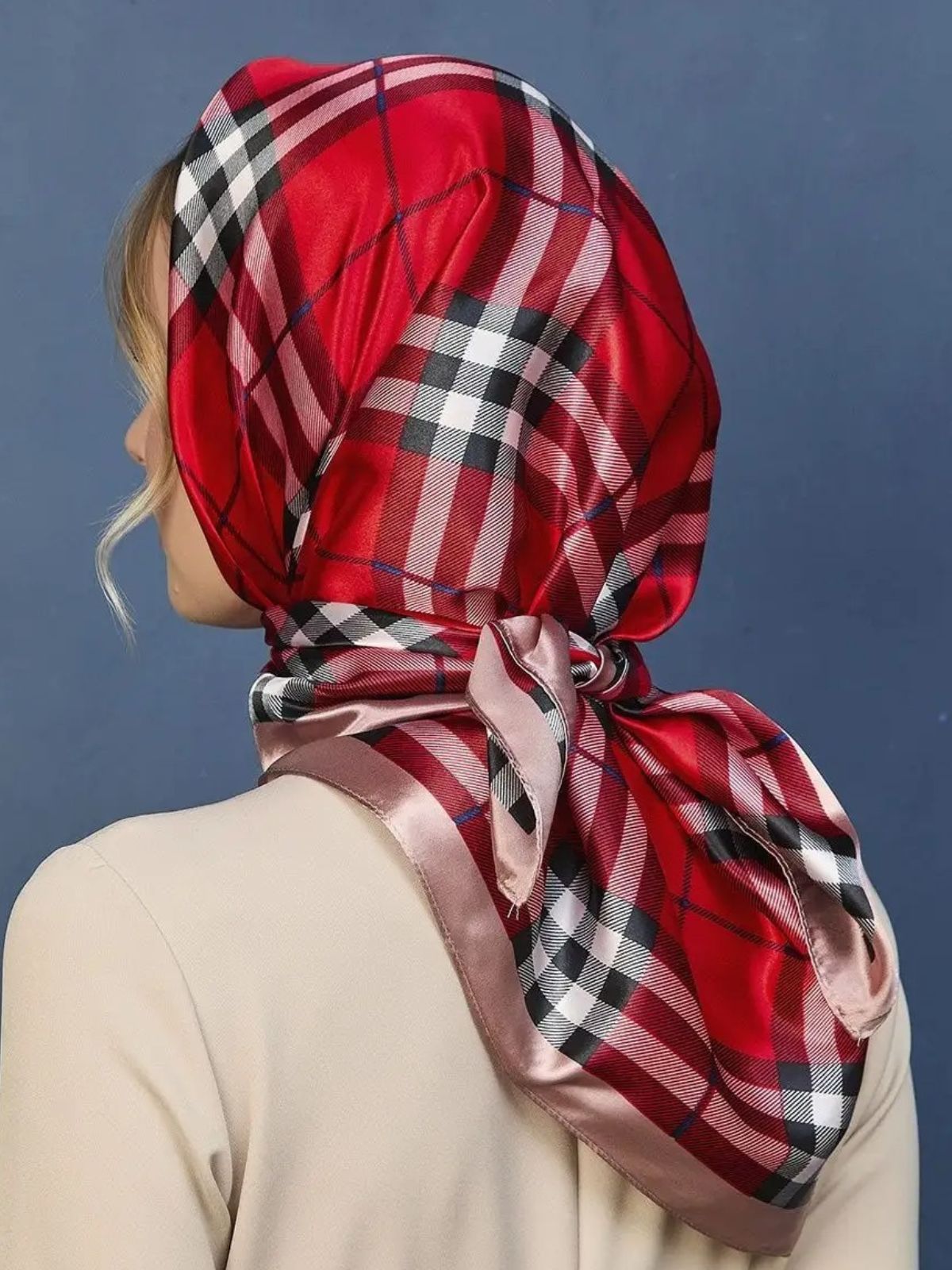 Foulard femme effet satiné rouge, foulard carré 90x90 cm, motif écossais, tissu respirant et doux, accessoire cheveux ou cou, foulard religieux élégant, modèle Paolah - Écharpe - Rouge