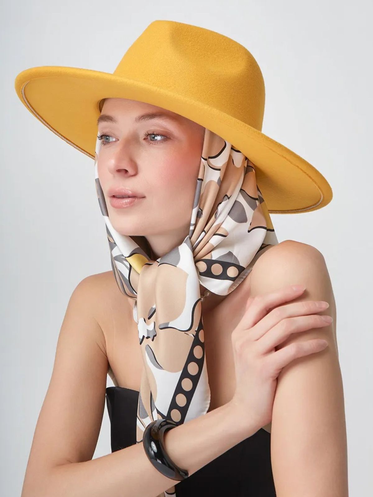 Foulard femme en aspect soie, grand carré floral, tons beige jaune gris, accessoire cheveux ou cou, doux et léger, printemps été, modèle Juliana - Écharpe - Fleuri