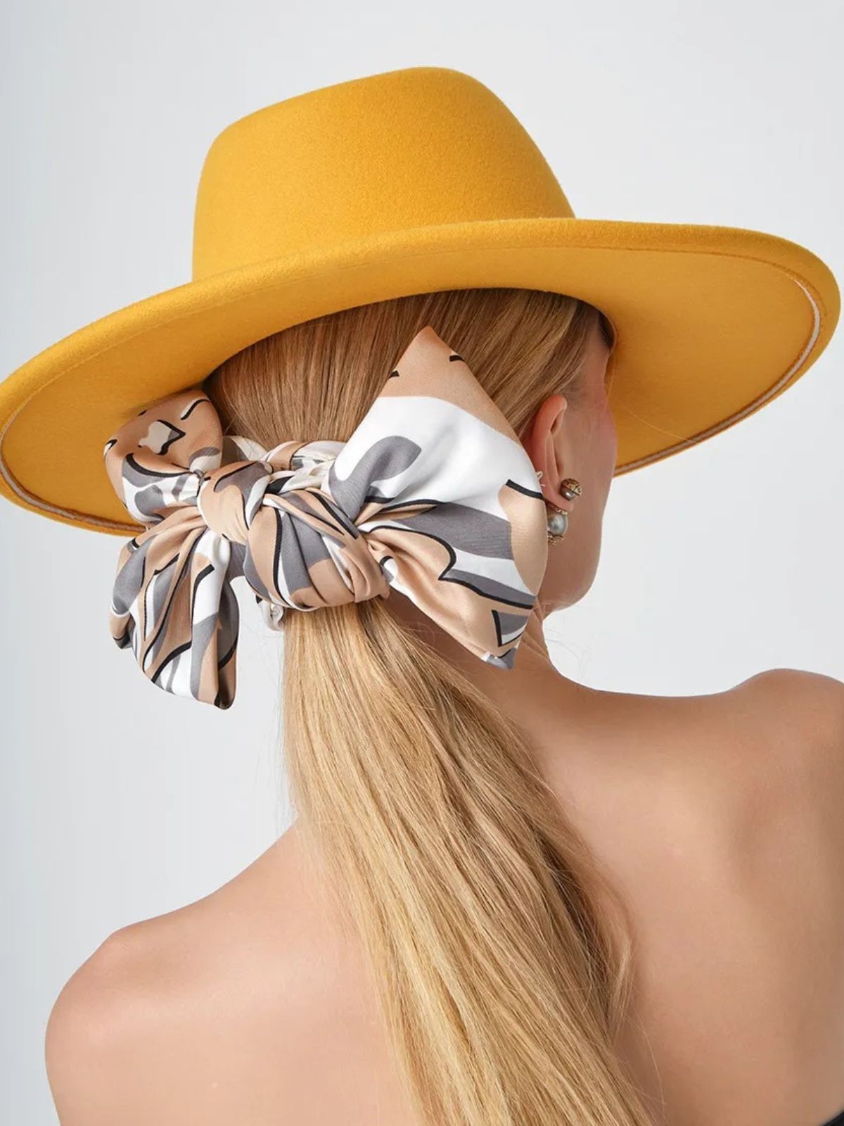 Foulard femme en aspect soie, grand carré floral, tons beige jaune gris, accessoire cheveux ou cou, doux et léger, printemps été, modèle Juliana - Écharpe - Fleuri