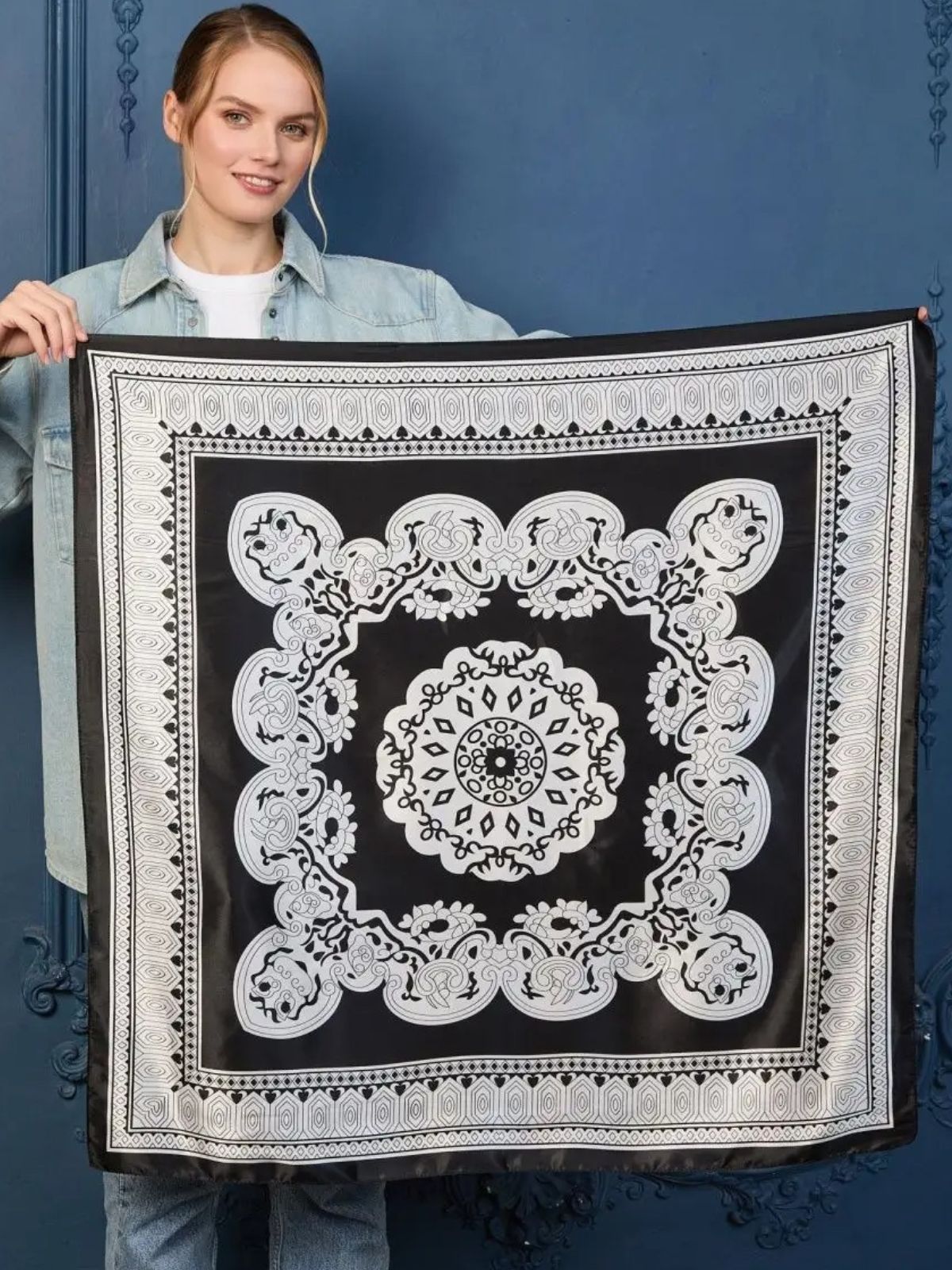Foulard noir et blanc, imprimé géométrique floral, soyeux et doux, accessoire cheveux et cou, foulard carré 90x90, aspect soie artificielle, foulard femme toutes saisons, modèle Divana - Écharpe - Noir