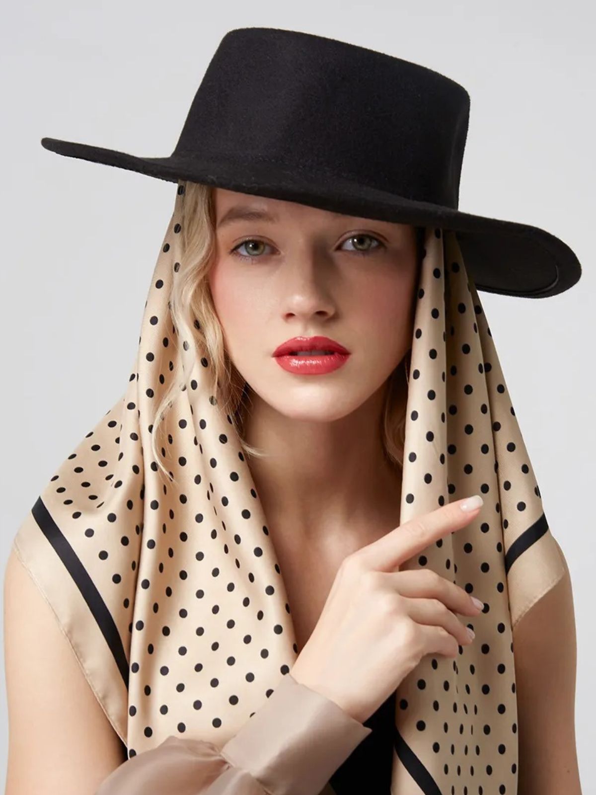 Foulard soyeux femme pois noir, carré beige 90x90, foulard cou et tête, accessoire doux et léger, chic printemps été, modèle Sophia - Écharpe - Beige