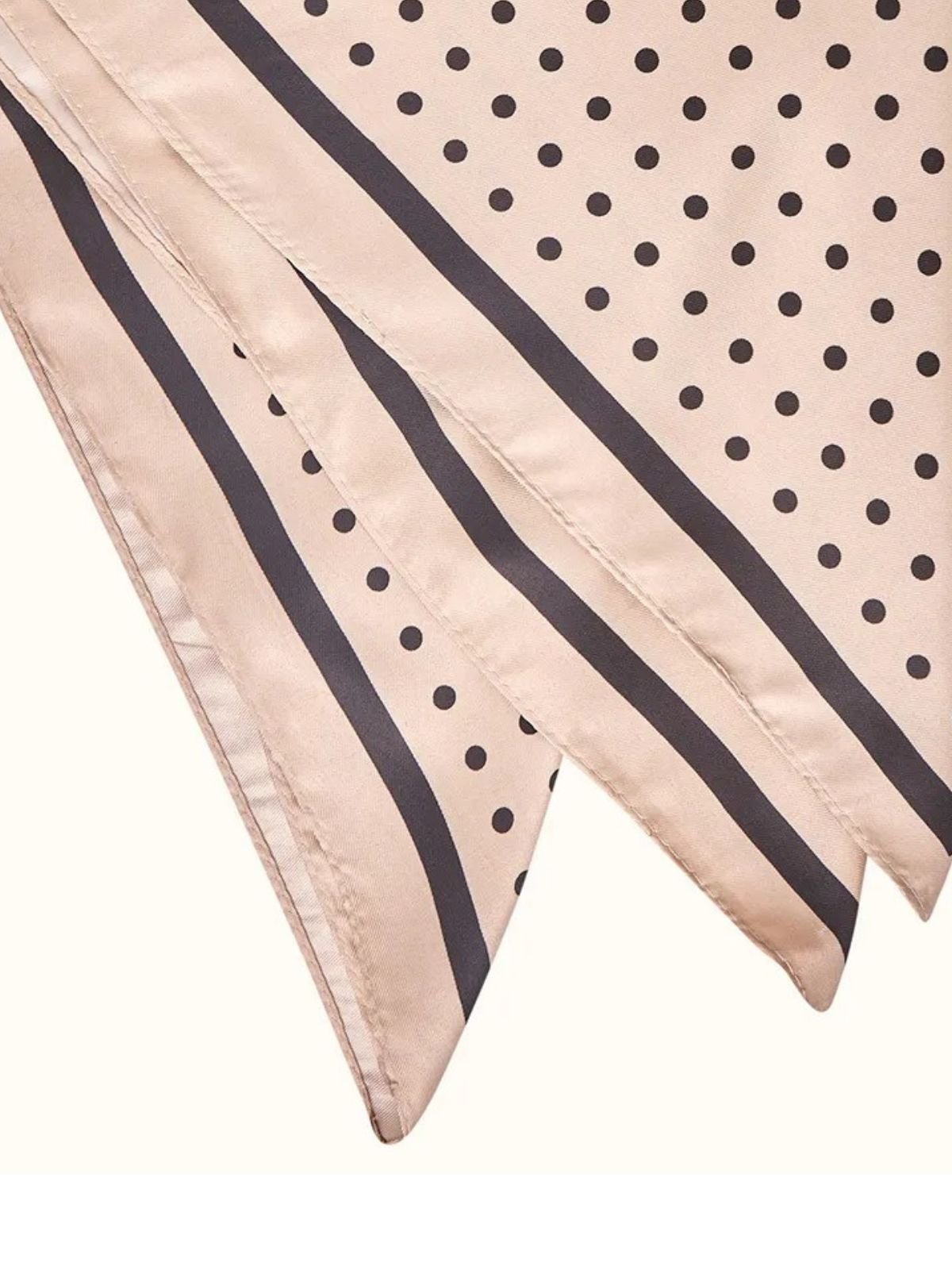 Foulard soyeux femme pois noir, carré beige 90x90, foulard cou et tête, accessoire doux et léger, chic printemps été, modèle Sophia - Écharpe - Beige