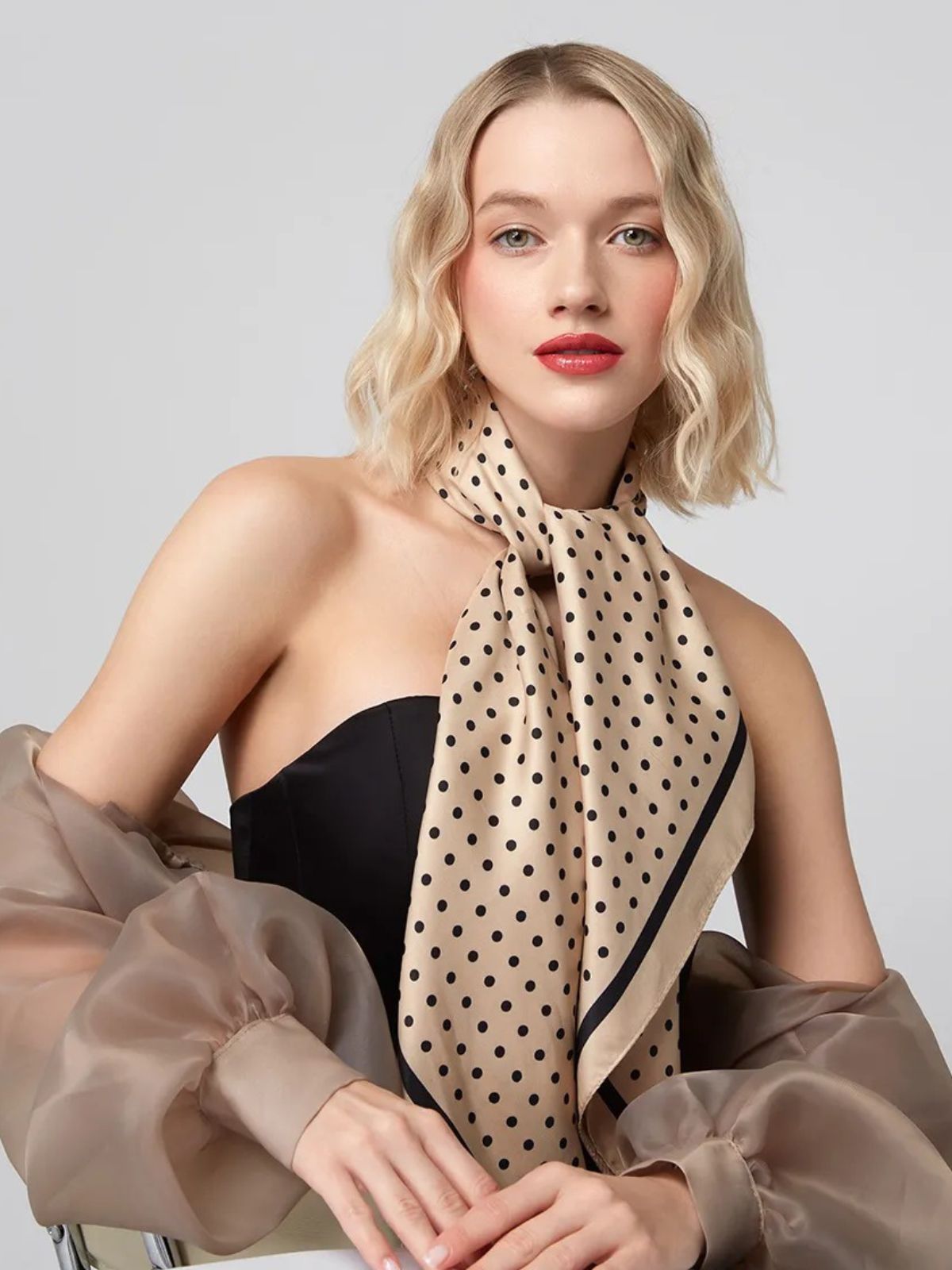 Foulard soyeux femme pois noir, carré beige 90x90, foulard cou et tête, accessoire doux et léger, chic printemps été, modèle Sophia - Écharpe - Beige