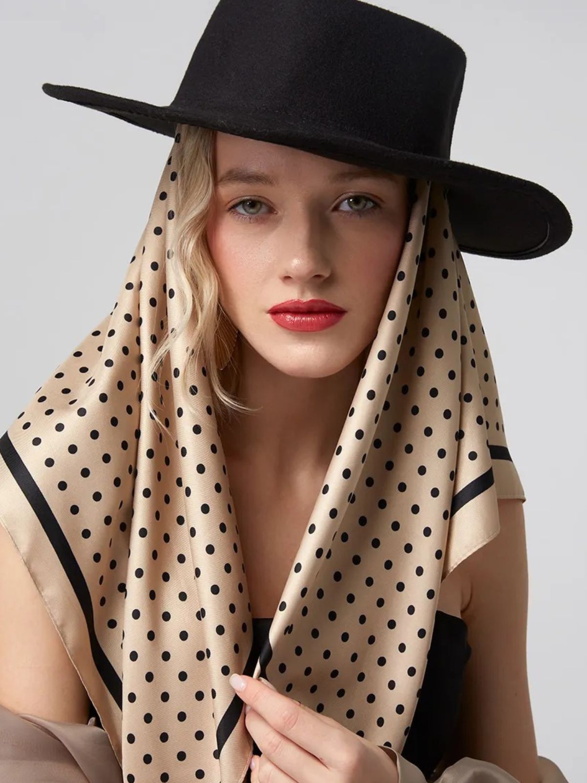 Foulard soyeux femme pois noir, carré beige 90x90, foulard cou et tête, accessoire doux et léger, chic printemps été, modèle Sophia - Écharpe - Beige