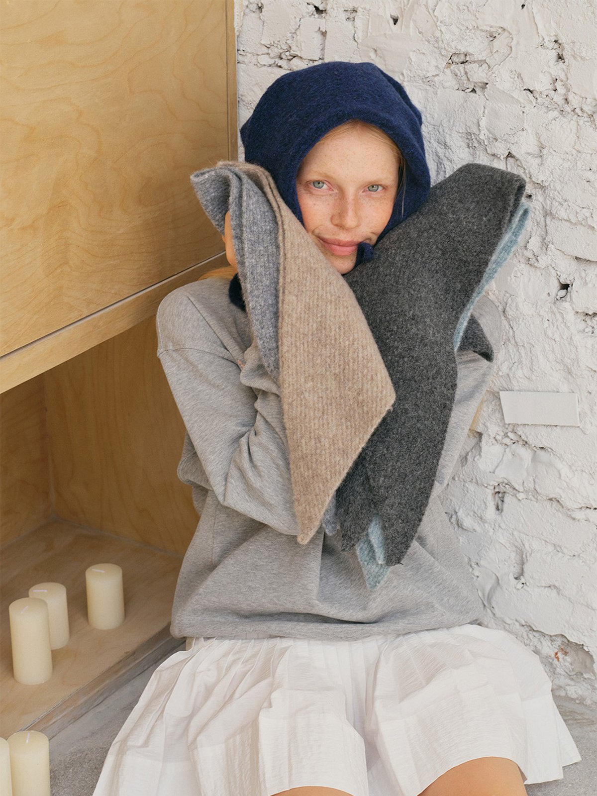 Foulard triangle laine mixte, écharpe courte chaude hiver, tour de cou doux femme homme, design géométrique original, accessoire stylé automne, modèle Ouline - Écharpe - Taupe