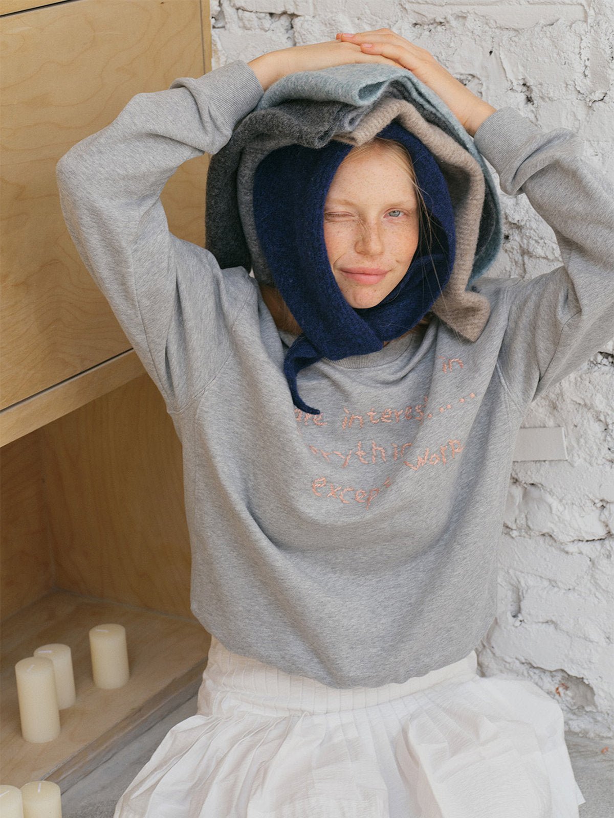 Foulard triangle laine mixte, écharpe courte chaude hiver, tour de cou doux femme homme, design géométrique original, accessoire stylé automne, modèle Ouline - Écharpe - Taupe