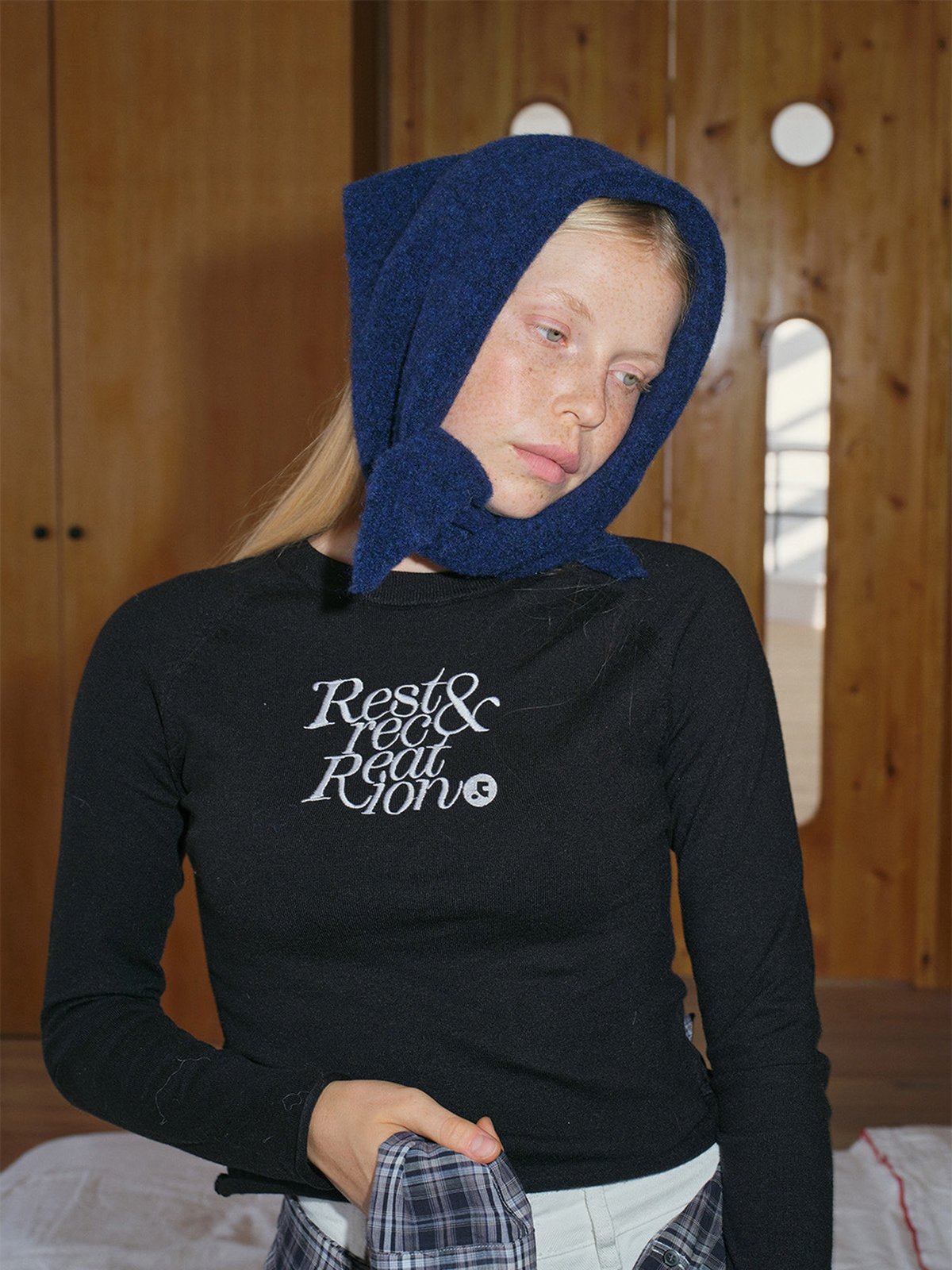 Foulard triangle laine mixte, écharpe courte chaude hiver, tour de cou doux femme homme, design géométrique original, accessoire stylé automne, modèle Ouline - Écharpe - Bleu marine