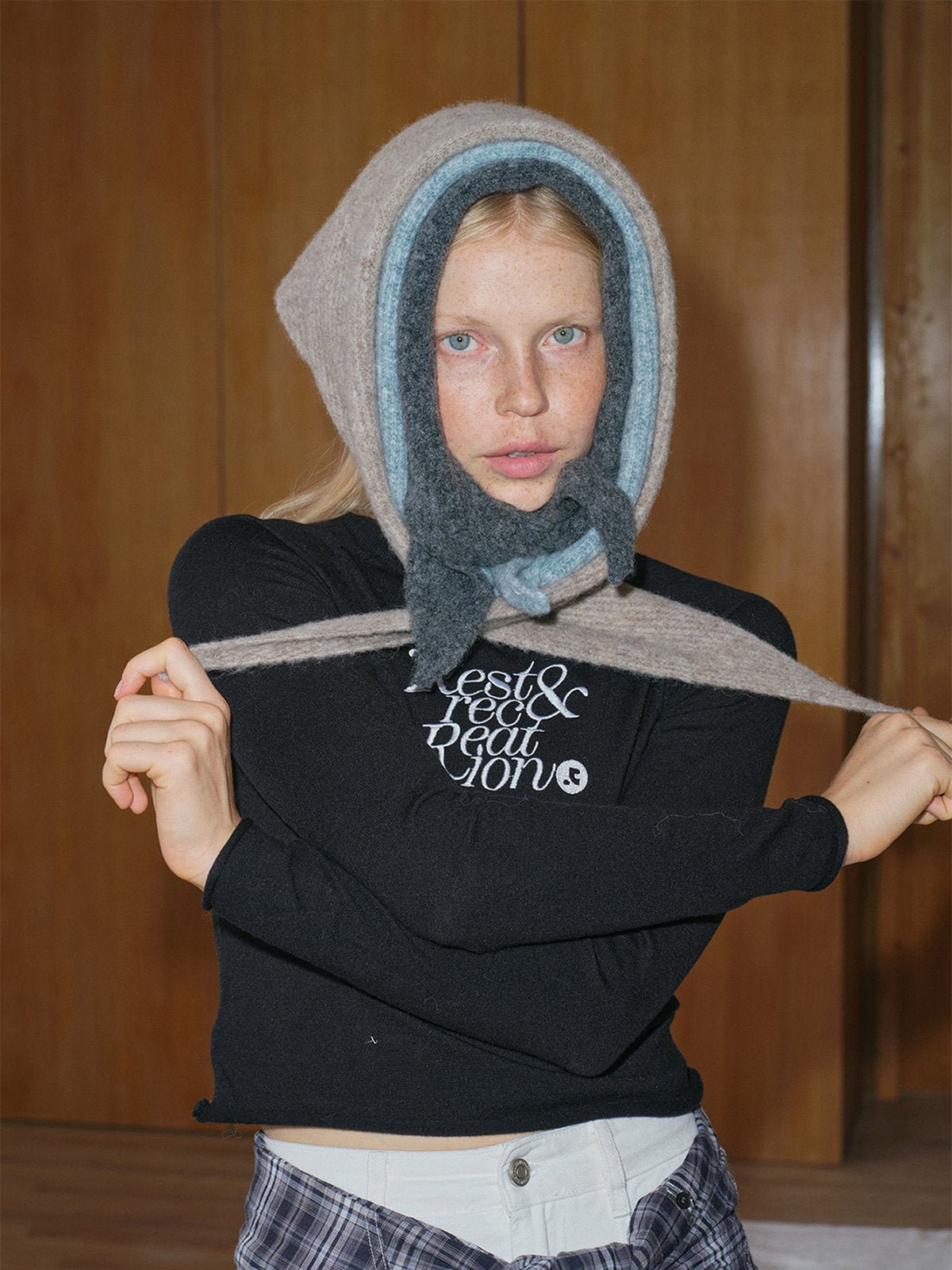 Foulard triangle laine mixte, écharpe courte chaude hiver, tour de cou doux femme homme, design géométrique original, accessoire stylé automne, modèle Ouline - Écharpe - Taupe