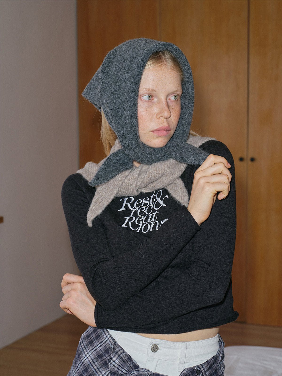 Foulard triangle laine mixte, écharpe courte chaude hiver, tour de cou doux femme homme, design géométrique original, accessoire stylé automne, modèle Ouline - Écharpe - Gris foncé