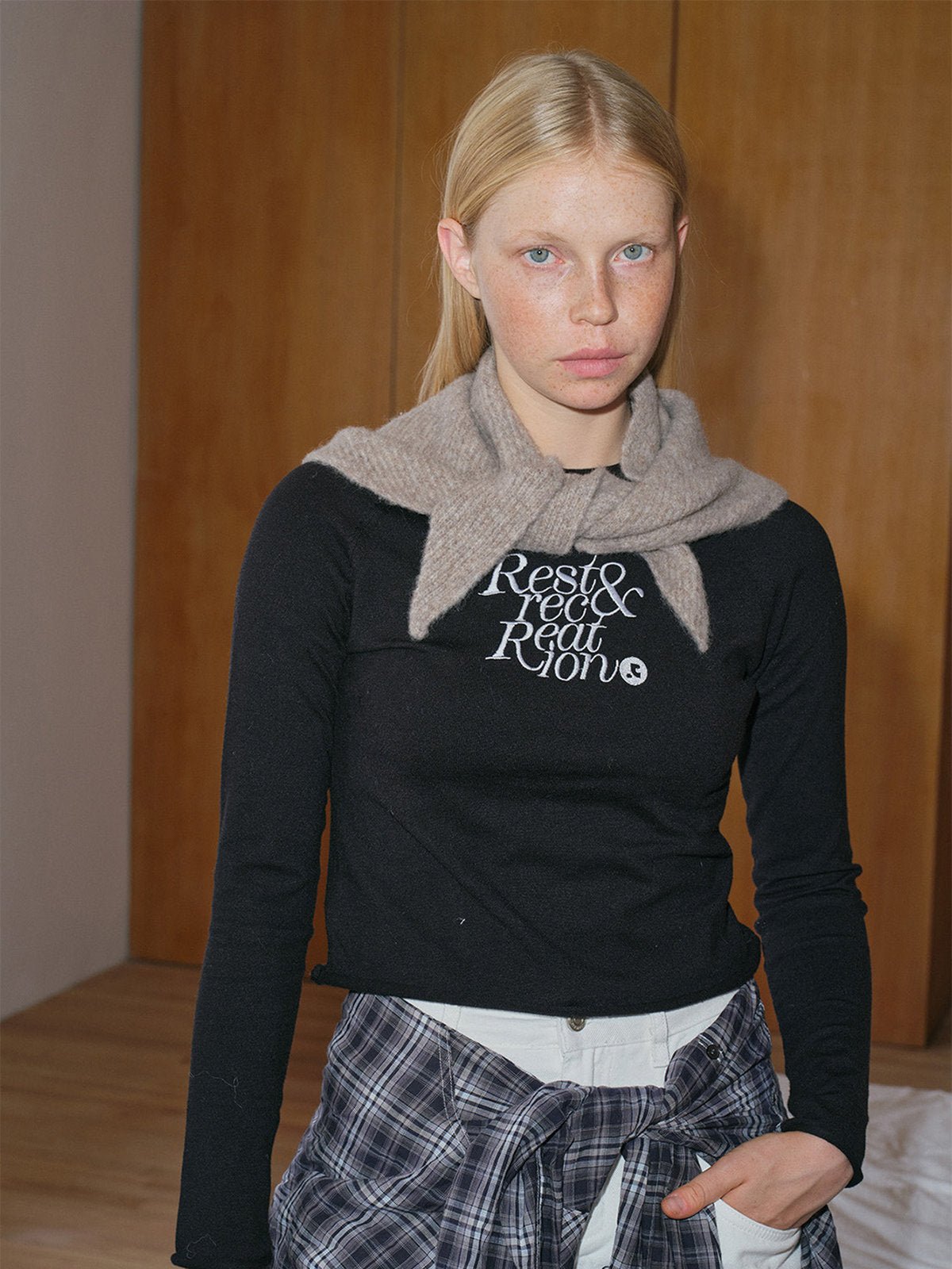 Foulard triangle laine mixte, écharpe courte chaude hiver, tour de cou doux femme homme, design géométrique original, accessoire stylé automne, modèle Ouline - Écharpe - Taupe