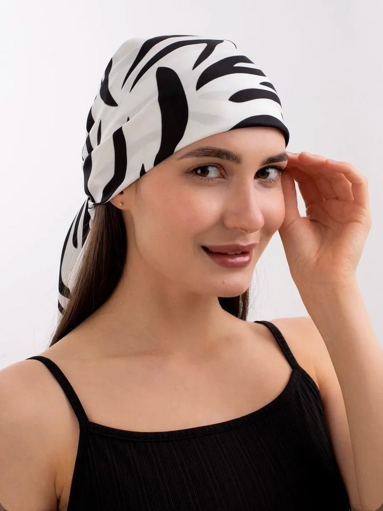 Foulard zébré, imprimé animal, carré 90x90 en imitation satin doux, accessoire de mode femme, foulard léger à nouer, style moderne et géométrique, modèle Sybel - Écharpe - Noir et blanc