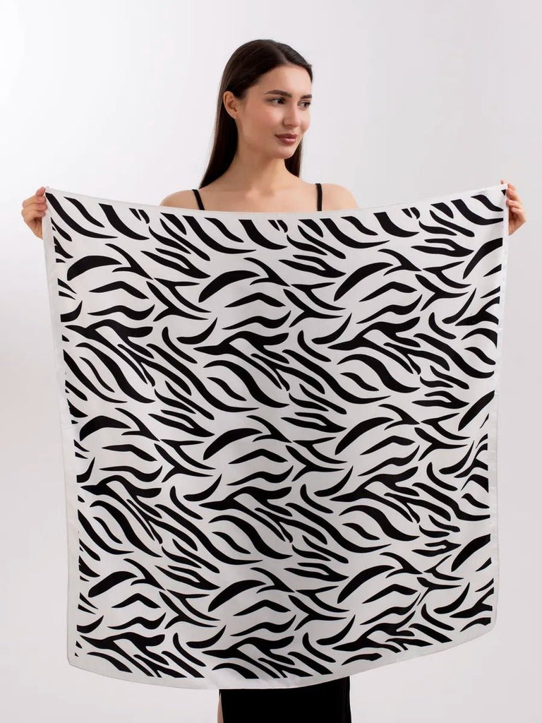 Foulard zébré, imprimé animal, carré 90x90 en imitation satin doux, accessoire de mode femme, foulard léger à nouer, style moderne et géométrique, modèle Sybel - Écharpe - Noir et blanc