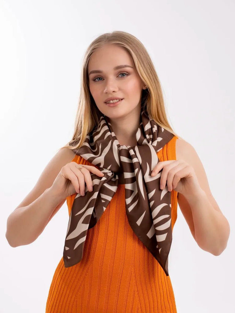 Foulard zébré, imprimé animal, carré 90x90 en imitation satin doux, accessoire de mode femme, foulard léger à nouer, style moderne et géométrique, modèle Sybel - Écharpe - Marron et beige