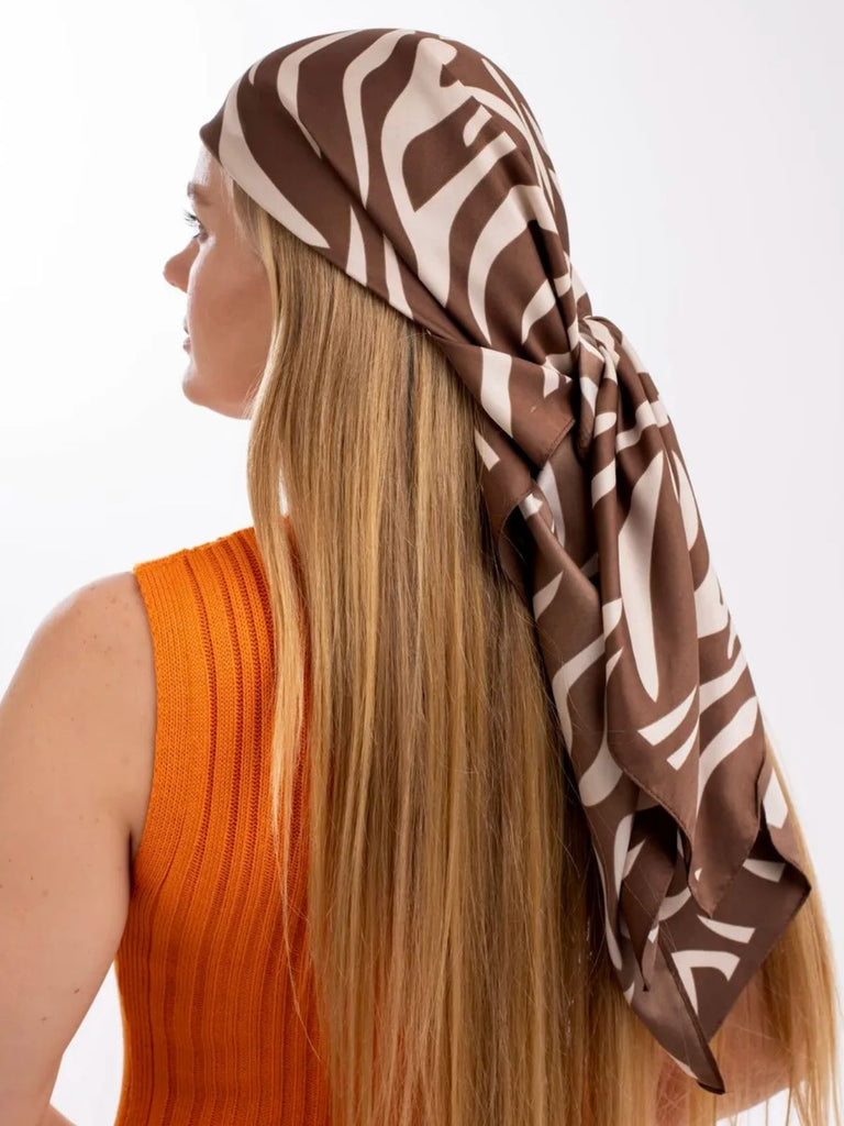 Foulard zébré, imprimé animal, carré 90x90 en imitation satin doux, accessoire de mode femme, foulard léger à nouer, style moderne et géométrique, modèle Sybel - Écharpe - Marron et beige