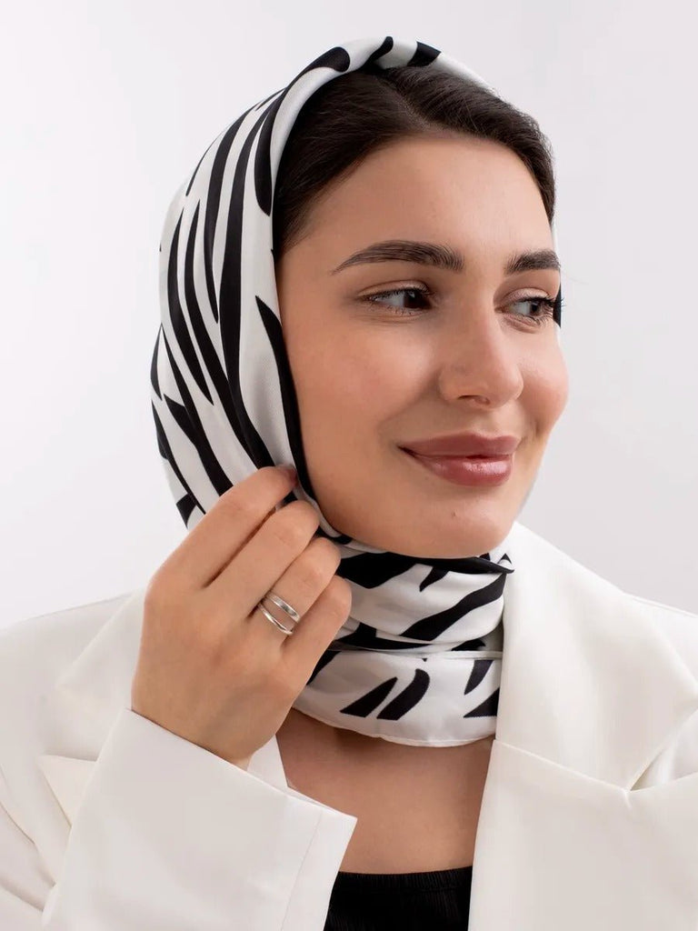 Foulard zébré, imprimé animal, carré 90x90 en imitation satin doux, accessoire de mode femme, foulard léger à nouer, style moderne et géométrique, modèle Sybel - Écharpe - Noir et blanc