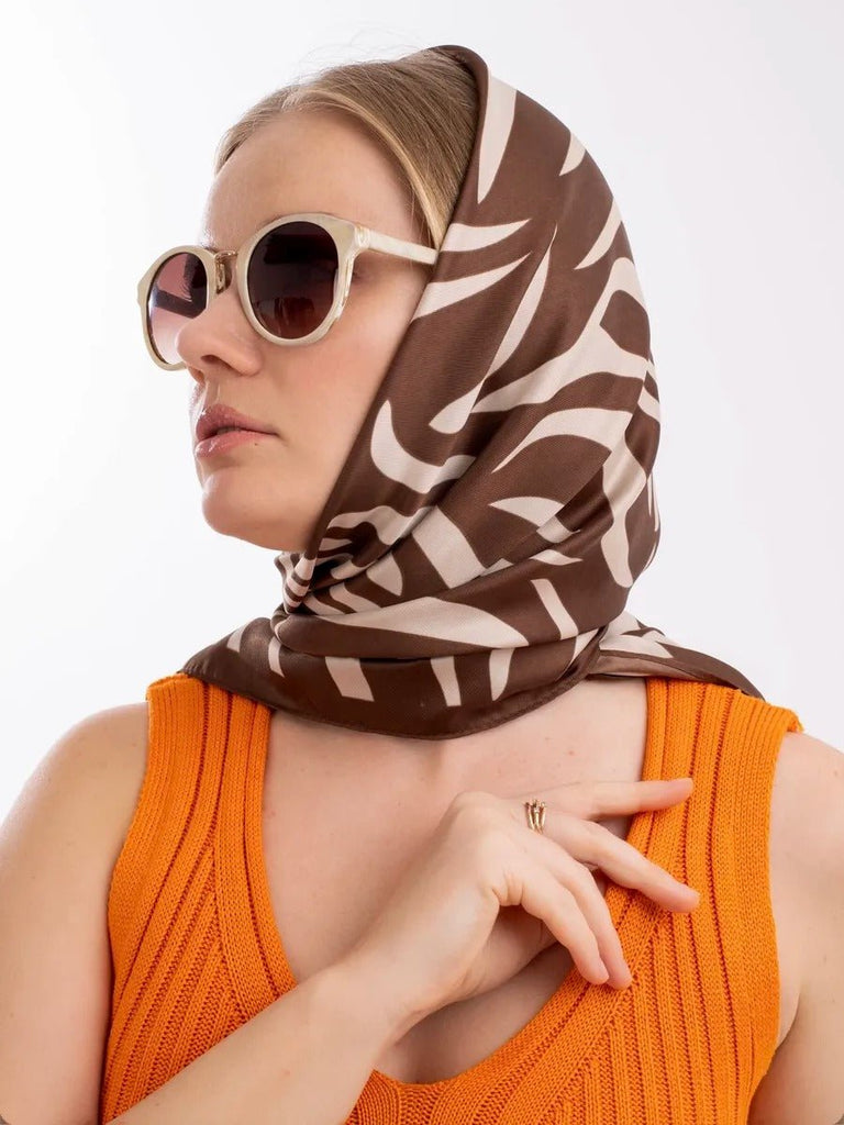 Foulard zébré, imprimé animal, carré 90x90 en imitation satin doux, accessoire de mode femme, foulard léger à nouer, style moderne et géométrique, modèle Sybel - Écharpe - Marron et beige