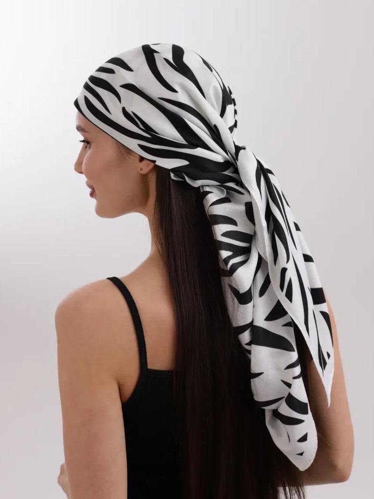 Foulard zébré, imprimé animal, carré 90x90 en imitation satin doux, accessoire de mode femme, foulard léger à nouer, style moderne et géométrique, modèle Sybel - Écharpe - Noir et blanc