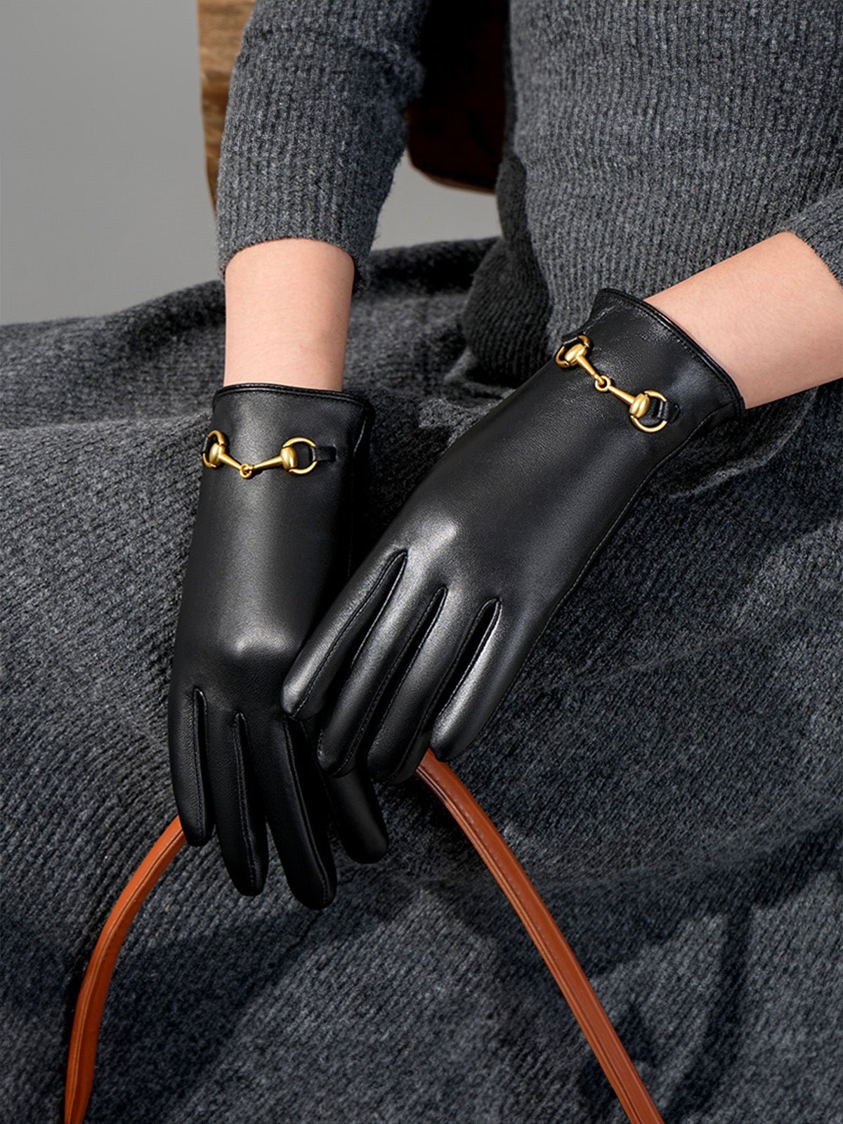 Gants cuir femme noir, accessoire hiver cuir, gants doublés chauds, tactiles élégants, gants avec détail doré, modèle Jinya - Écharpe - Noir M