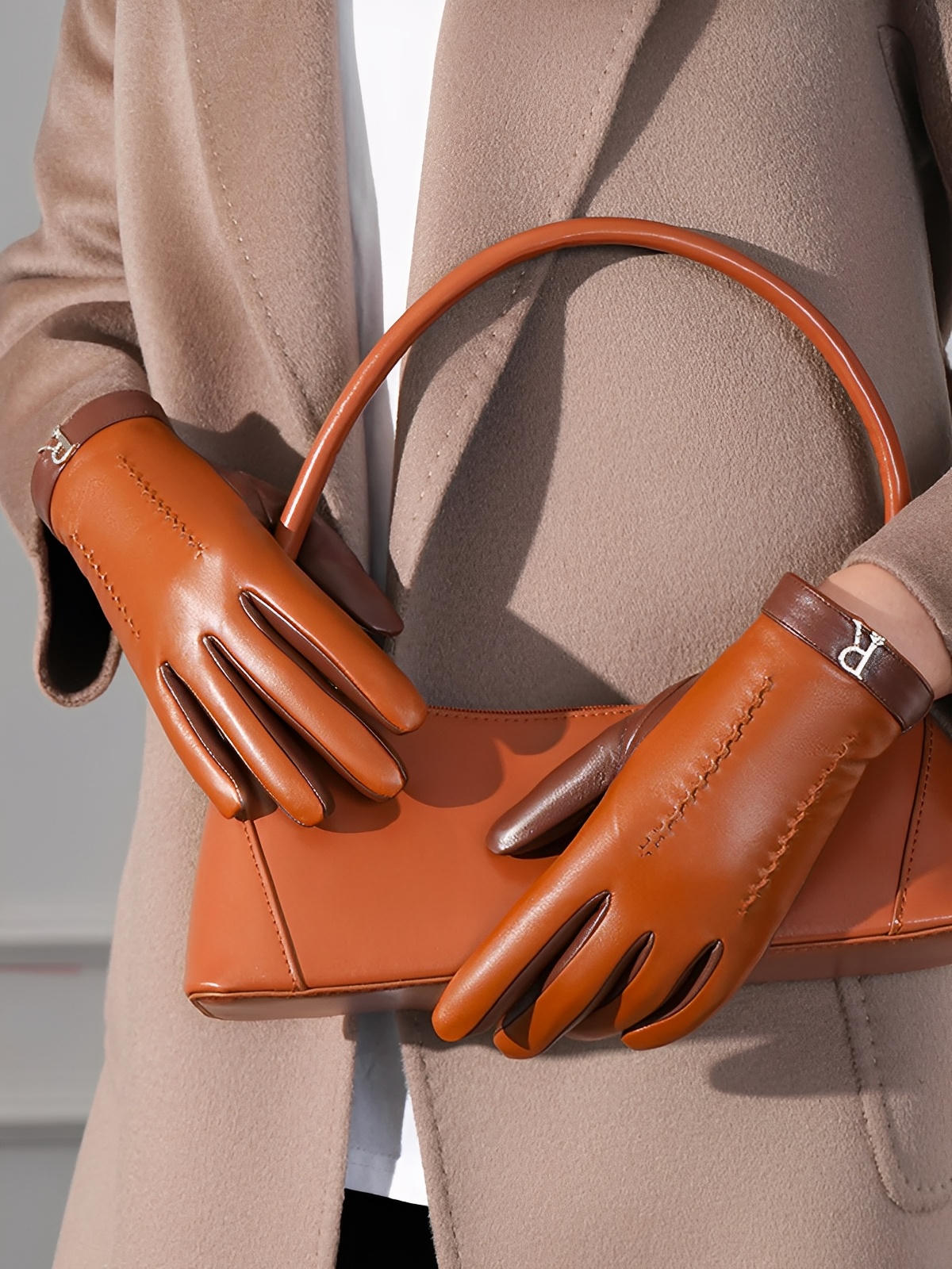 Gants en cuir marron femme, doublés polaire, compatibles écran tactile, hiver chic, accessoire mode, modèle Winea - Écharpe - Camel M