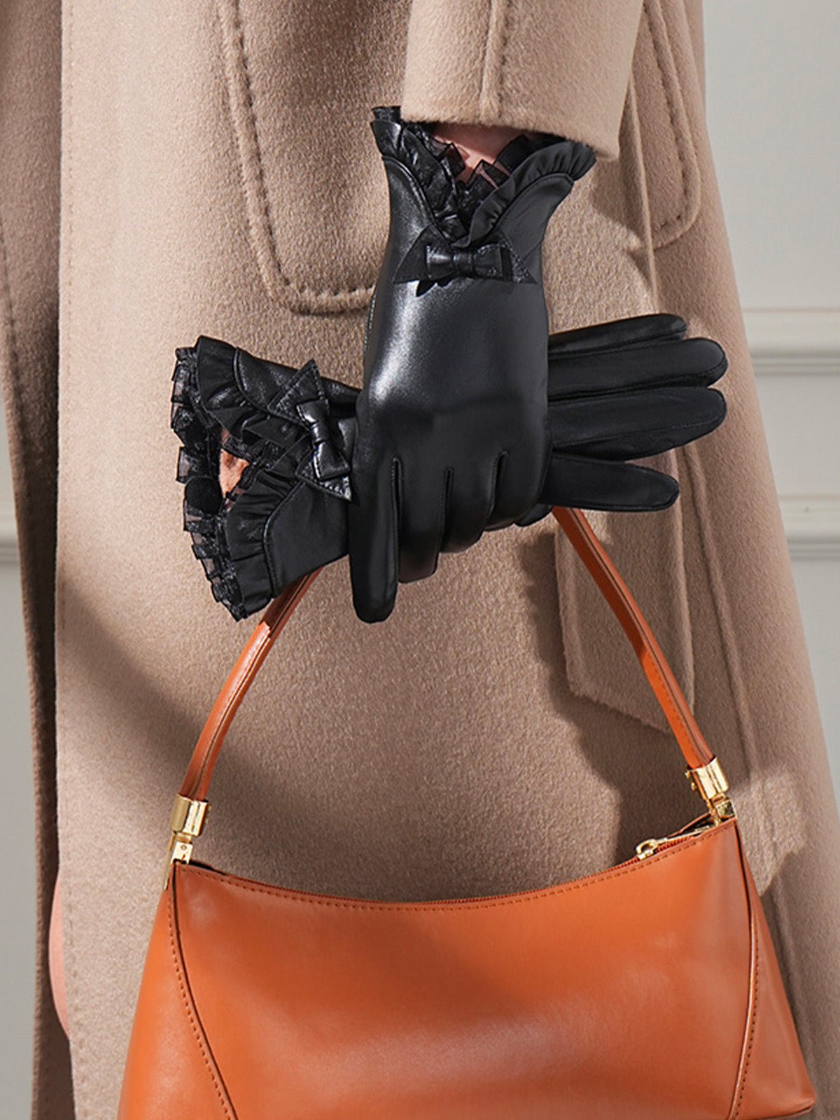 Gants en cuir noir femme hiver, accessoire tactile doublé polaire, protection main hiver chic, gant en cuir d'agneau souple, nœud décoratif poignet, modèle Clover - Écharpe - Noir M