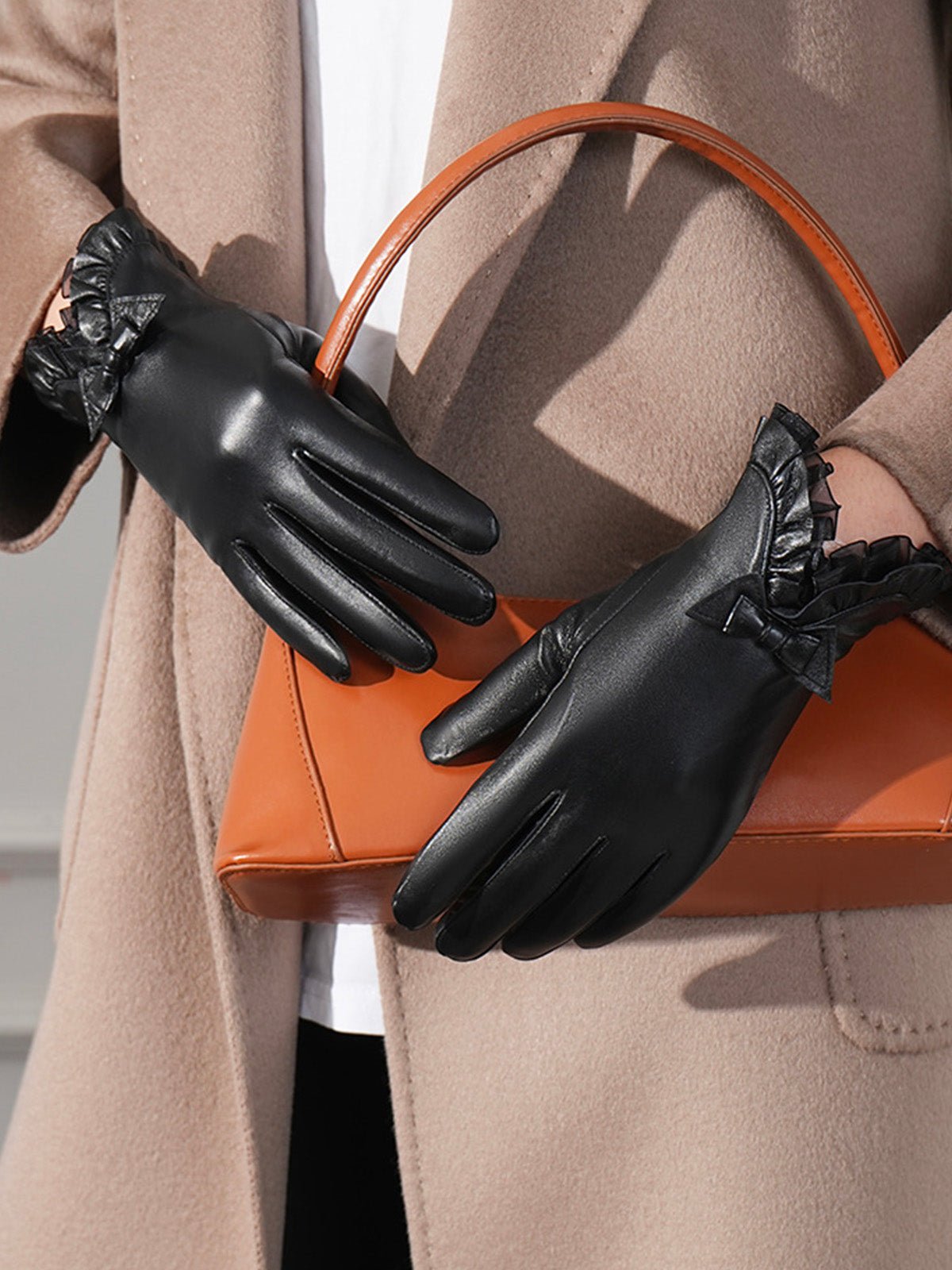 Gants en cuir noir femme hiver, accessoire tactile doublé polaire, protection main hiver chic, gant en cuir d'agneau souple, nœud décoratif poignet, modèle Clover - Écharpe - Noir M