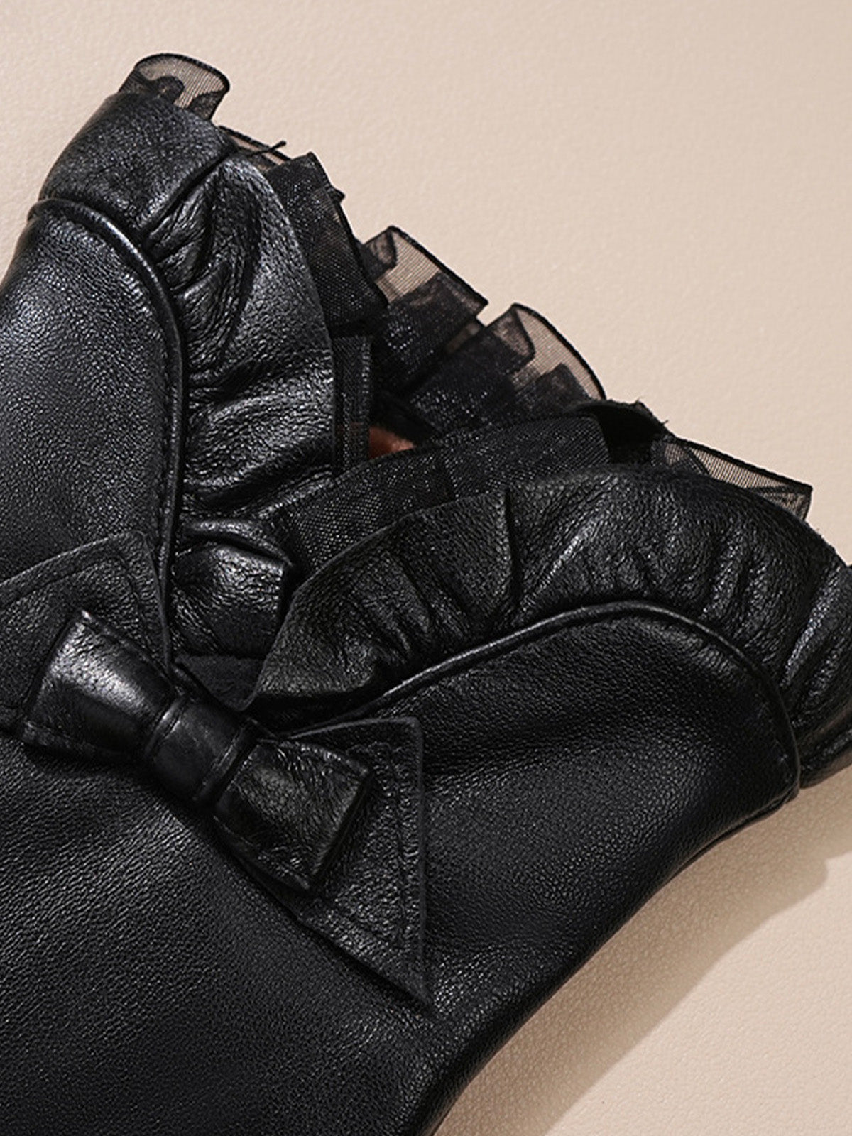 Gants en cuir noir femme hiver, accessoire tactile doublé polaire, protection main hiver chic, gant en cuir d'agneau souple, nœud décoratif poignet, modèle Clover - Écharpe - Noir M