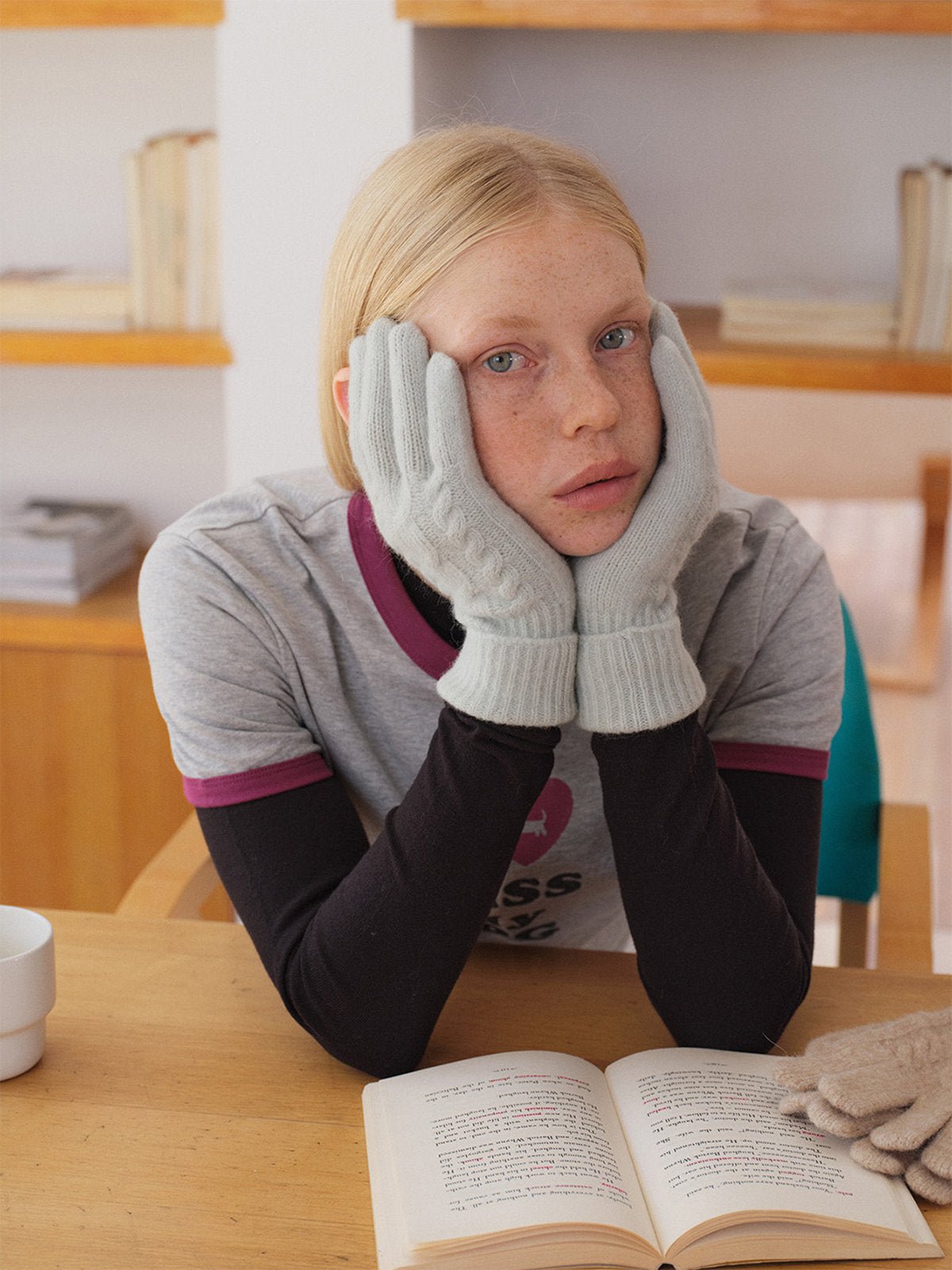 Gants femme hiver, fibre de lapin, maille torsadée douce, toucher tactile, chaud et léger, poignet long côtelé, modèle Patine - Gants - Gris clair